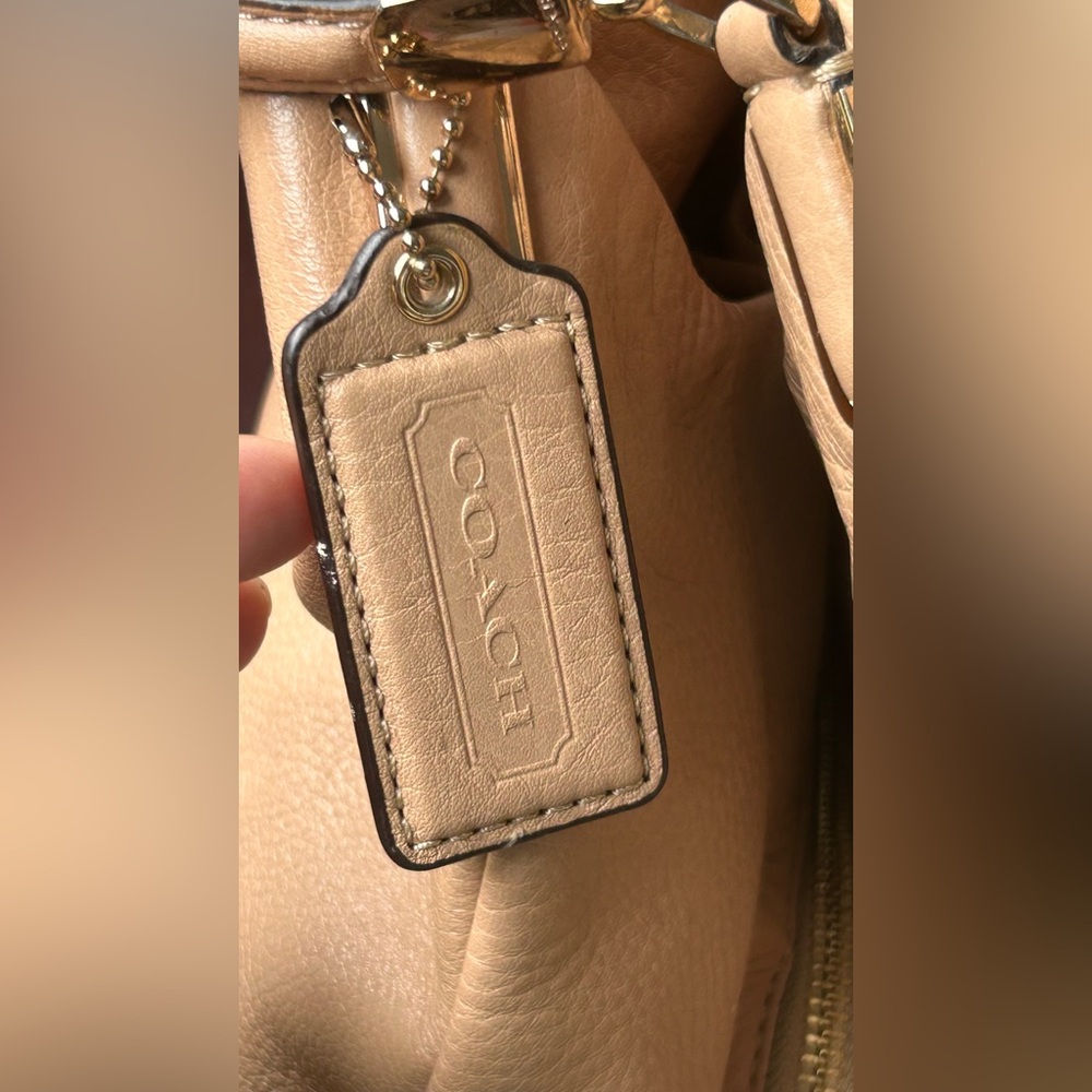 COACH EUC Madison Bag w/hang tag &unbranded scarf - Picture 4 of 13